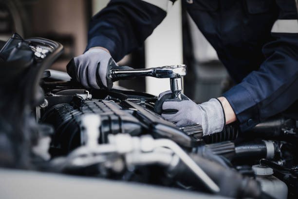 Mecánica de motor en el taller